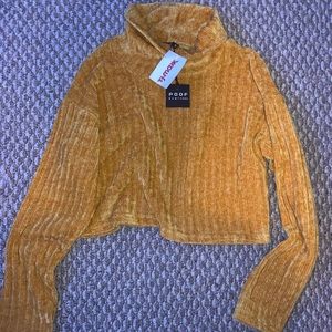 Cropped sweater with bunched neck